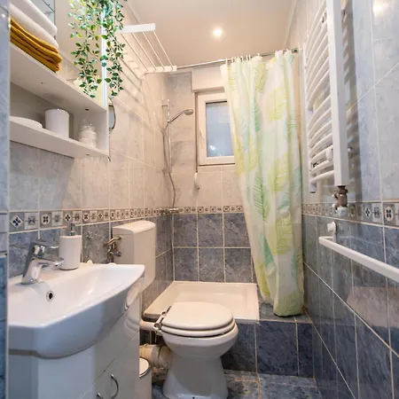 Spacious Duplex For Up To 6ppl With Free Parking New *